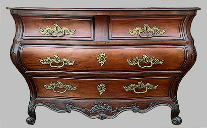 Commode bordelaise galb&eacute;e en tombeau en acajou massif sculpt&eacute; Bordeaux 18e si&egrave;cle